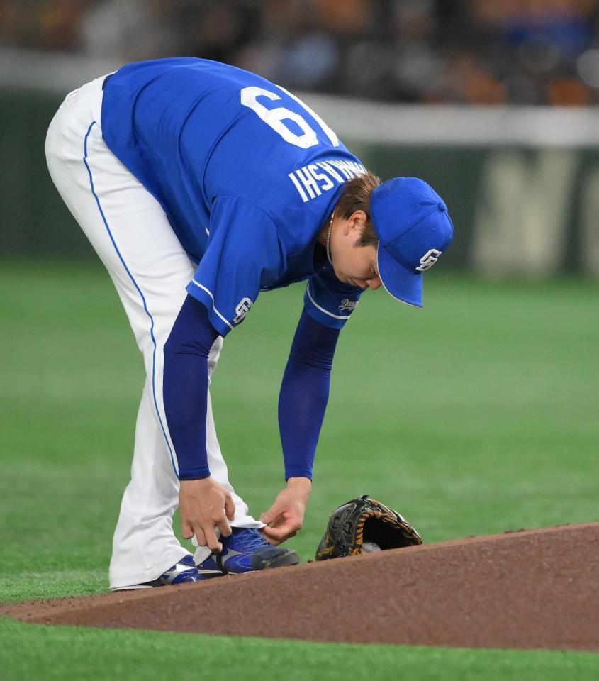 　１回、誕生日を迎えた泉口の第１打席でタイムを取り、靴紐を直すしぐさをする高橋宏（撮影・伊藤笙子）