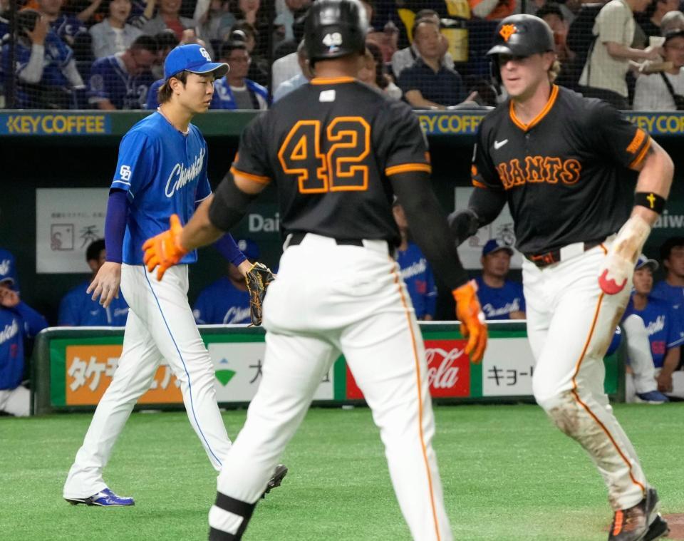 　２回、巨人に先制を許した中日先発の高橋宏。右は生還したキャベッジ