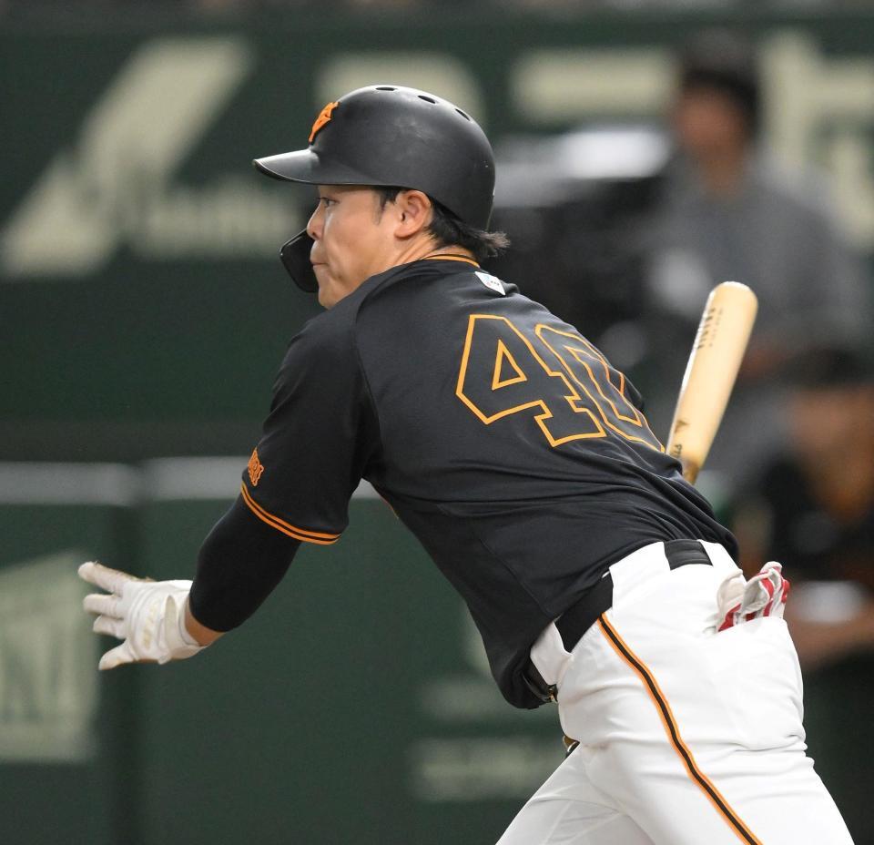 　２回、中前へ先制適時打を放つ中山（撮影・伊藤笙子）