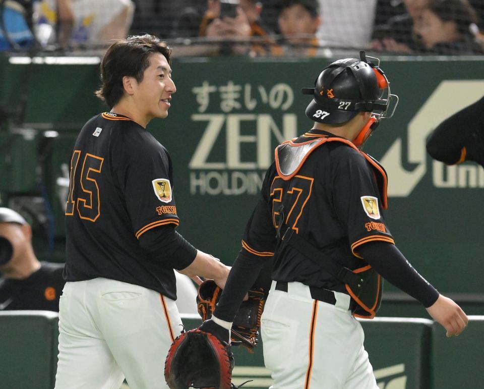 　８回を三者凡退に抑え、笑みを浮かべる大勢（左）＝撮影・伊藤笙子