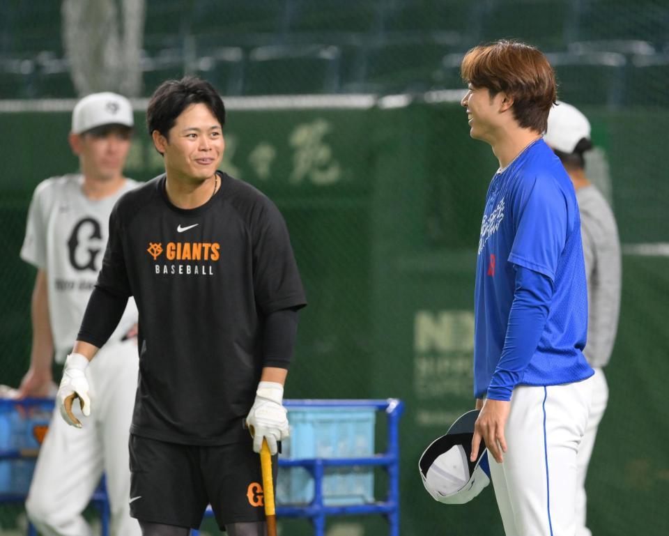 　試合前、談笑する中山（左）と高橋宏（撮影・伊藤笙子）