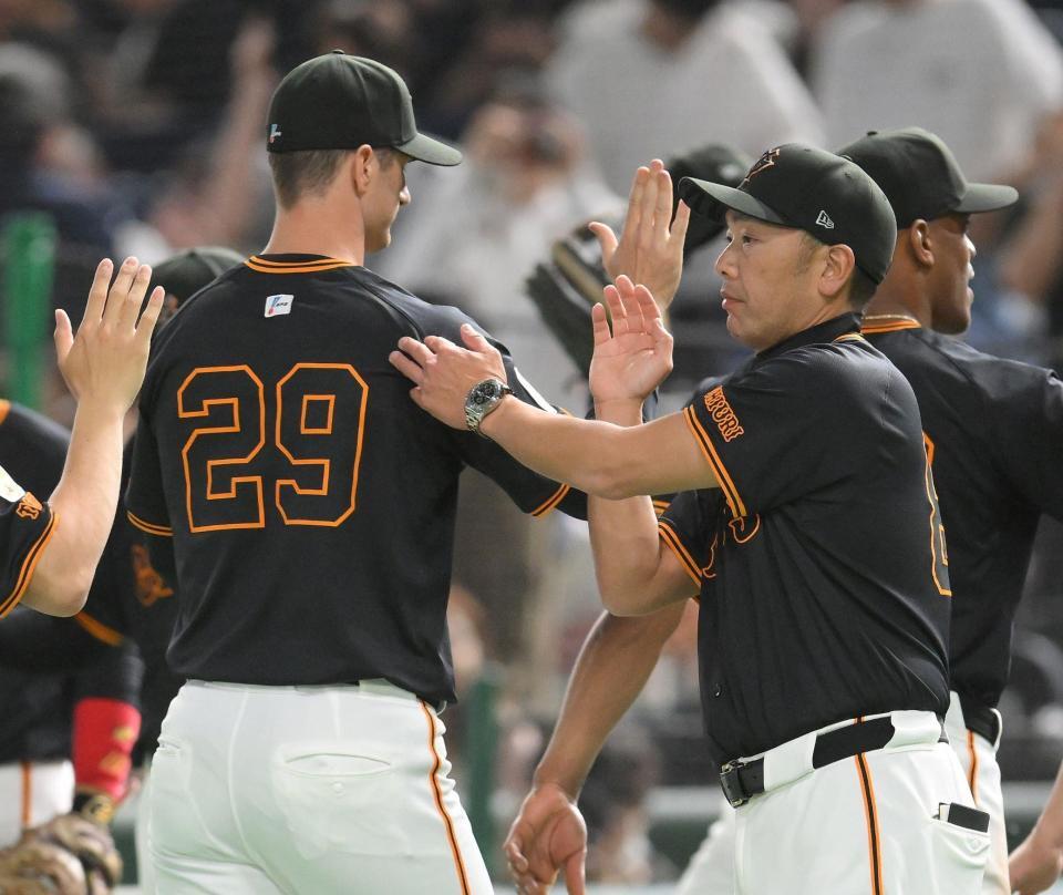 　３勝目を挙げたグリフィン（左）を労う阿部監督（撮影・伊藤笙子）