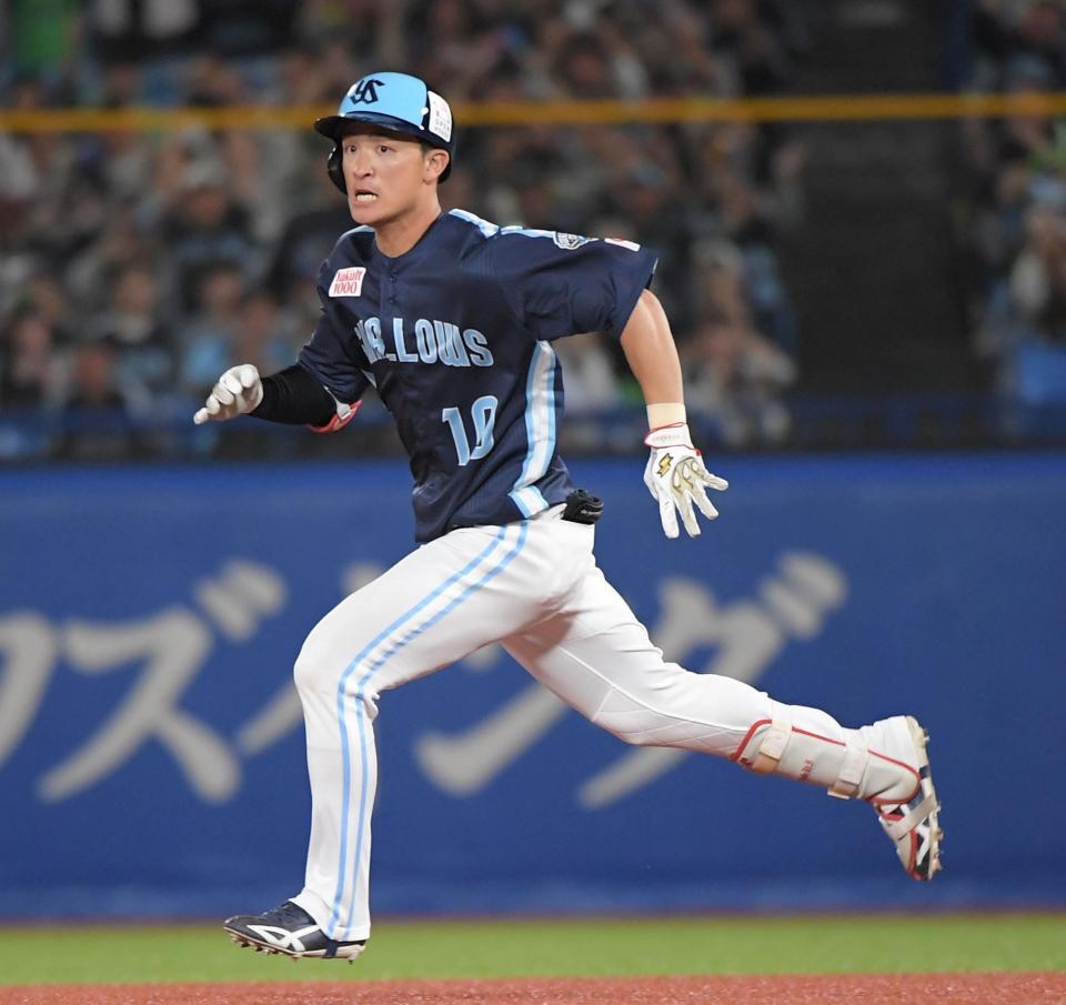 　８回、宮本丈は右線に勝ち越しの適時二塁打を放つ（撮影・佐藤厚）