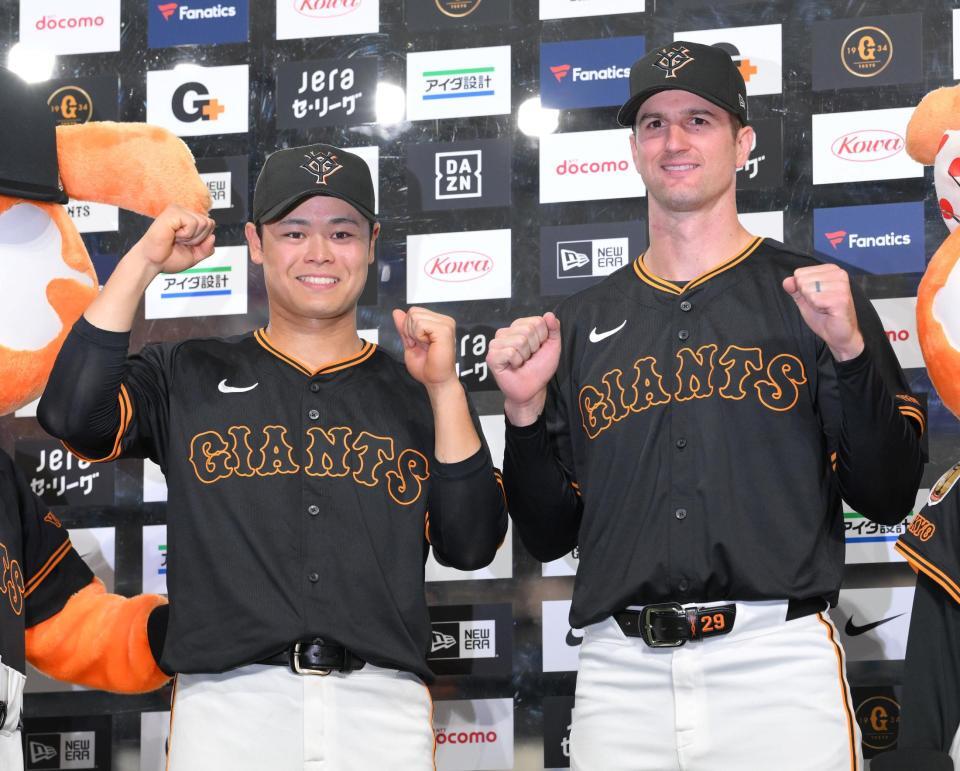 　お立ち台でガッツポーズを見せる中山（左）とグリフィン（撮影・伊藤笙子）