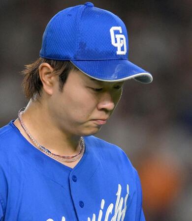 　２回、自らの失策から先制点を献上し、うつむく高橋宏（撮影・伊藤笙子）