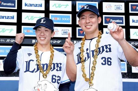 　お立ち台で笑顔のサヨナラ打の滝沢（左）とプロ入り初勝利の山田（撮影・金田祐二）