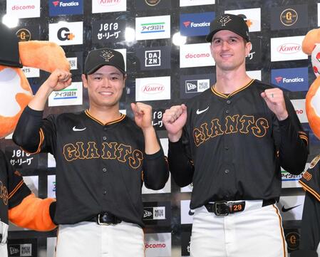 　お立ち台でガッツポーズを見せる中山（左）とグリフィン（撮影・伊藤笙子）