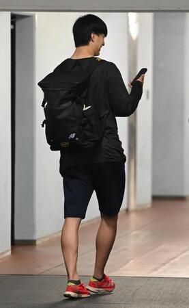 　中止で登板が流れ残念そうに引き揚げる達（撮影・開出牧）