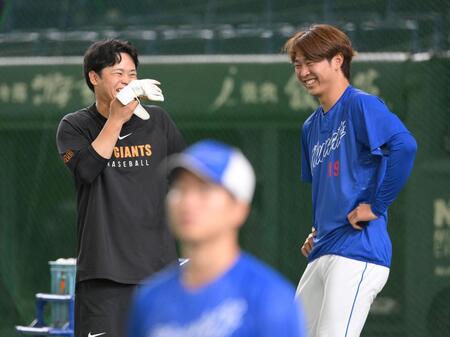 　試合前、仲睦まじく談笑する中山（左）と高橋宏（撮影・伊藤笙子）