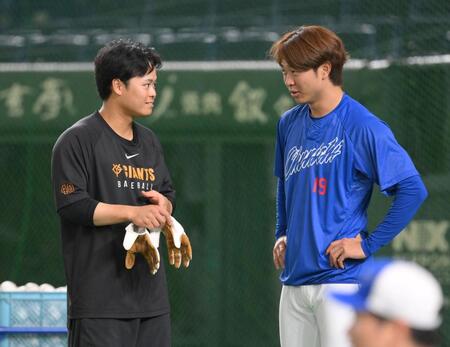 　試合前、仲睦まじく会話を交わす中山（左）と高橋宏（撮影・伊藤笙子）