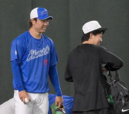 　試合前、談笑する高橋宏（撮影・伊藤笙子）