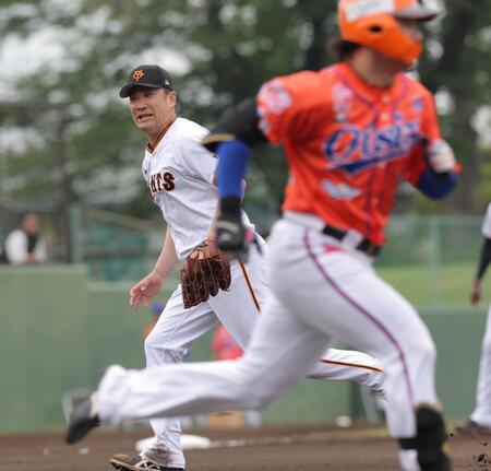 　１回、高山（右）に右前打を浴びる田中将（撮影・西岡正）