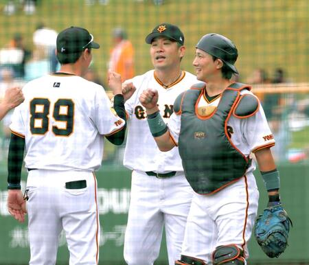 　オイシックス戦に先発する田中将（中央）＝撮影・西岡正