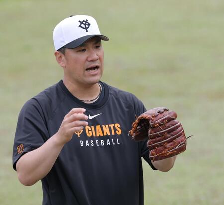 　キャッチボールで登板に備える田中将（撮影・西岡正）