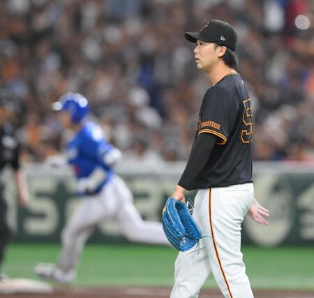 　７回、山本（奥）に左越えソロを浴びた船迫（撮影・伊藤笙子）