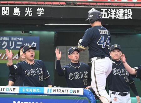 　２回、同点ソロを放った頓宮を迎える岸田監督（中央）＝撮影・園田高夫