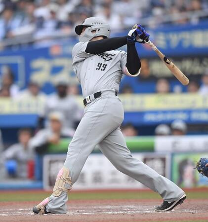 　９回、同点の右越えソロを放つソト（撮影・開出牧）