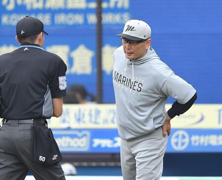 　９回、投手交代を告げる吉井監督（撮影・開出牧）