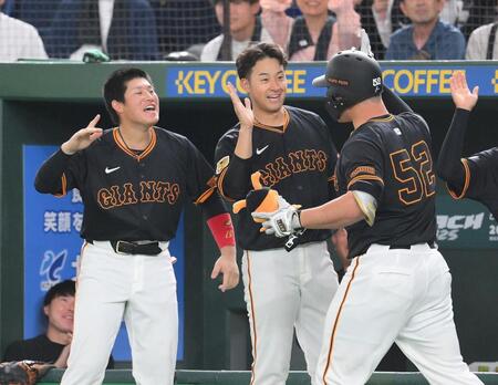 　５回、右中間へ逆転３ランを放ったリチャード（右）を迎える堀田（中央）と増田陸（撮影・伊藤笙子）