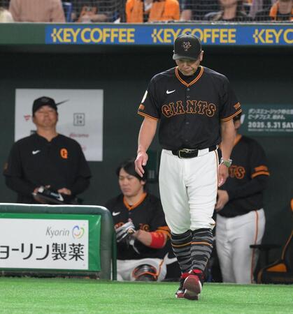 　８回、代打・浅野が見逃し三振に倒れ、うつむきながら選手交代に向かう阿部監督（撮影・伊藤笙子）