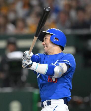 　７回、２打席連続となる左越えソロを放つ山本（撮影・伊藤笙子）