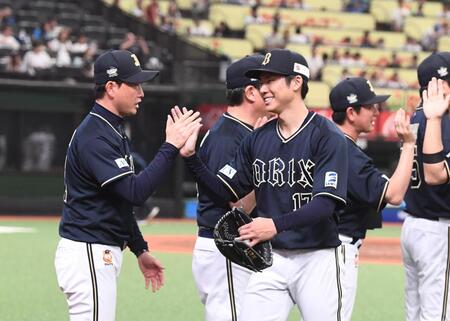 　岸田監督（左）とタッチする完投勝利の曽谷（撮影・園田高夫）