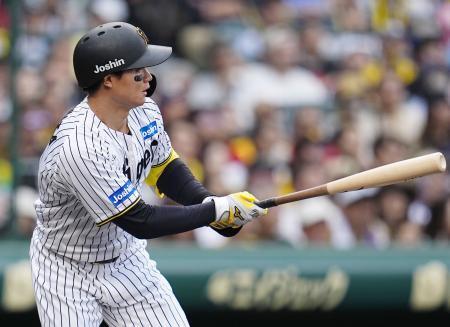 　６回阪神１死二塁、森下が左前に決勝打を放つ＝甲子園