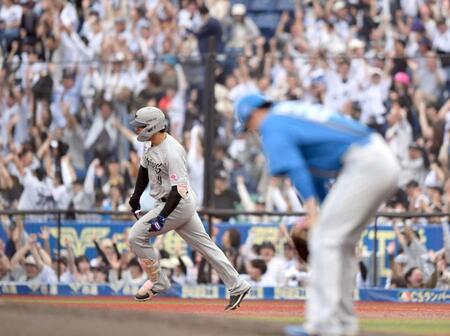 　９回、田中（手前）から同点の右越えソロを放ちベースを回るソト（撮影・開出牧）