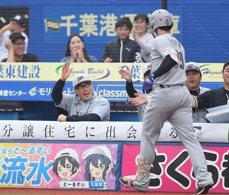 　９回、同点の右越えソロを放ったソト（右手前）とタッチを交わす吉井監督（撮影・開出牧）
