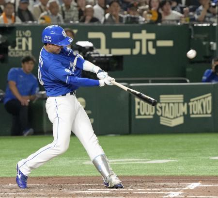 　７回中日１死、山本が左越えに２打席連続の本塁打を放つ＝東京ドーム