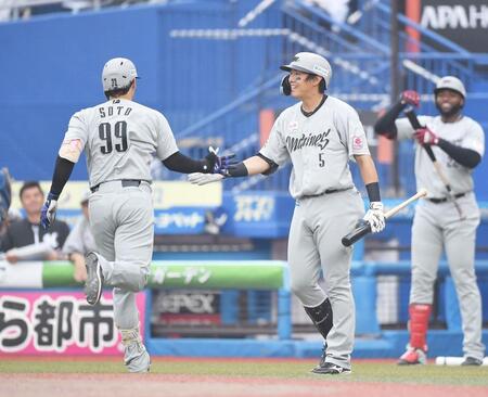 　９回、同点の右越えソロを放ったソト（左）とタッチを交わす安田（撮影・開出牧）