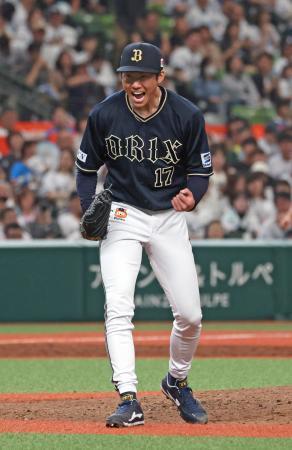 　プロ初完投で４勝目を挙げ、ガッツポーズするオリックス・曽谷＝ベルーナドーム