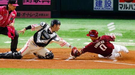 　３回、中島のスクイズで三走小深田が本塁を狙うがタッチアウト。捕手嶺井