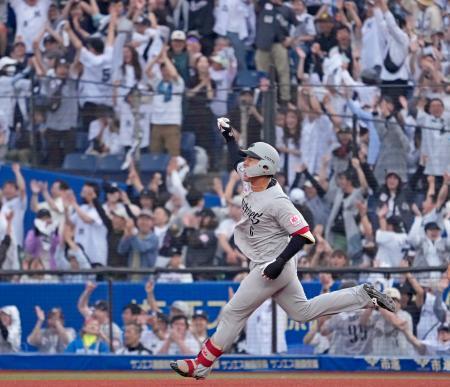 　１２回、サヨナラ打を放ちガッツポーズするロッテ・西川＝ＺＯＺＯマリン