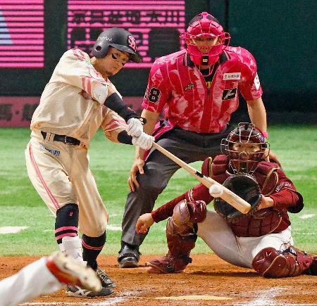 　１２回ソフトバンク１死満塁、牧原大が右前にサヨナラ打を放つ。捕手田中貴＝みずほペイペイドーム