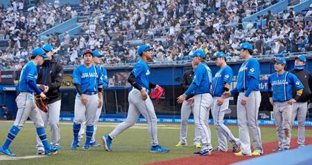 　ロッテに敗れ引き揚げる日本ハムナイン