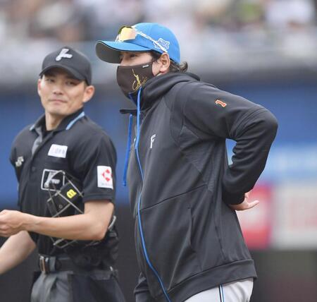 　７回、選手の交代を告げる新庄監督（撮影・開出牧）