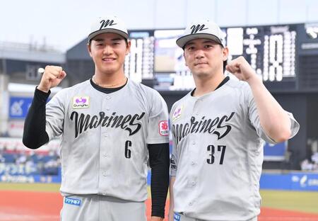 　ヒーローインタビューを終えガッツポーズを決めるサヨナラ二塁打を放った西川（左）と今季初勝利の小野（撮影・開出牧）