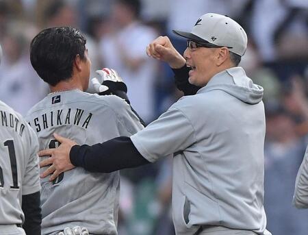　代打でサヨナラ二塁打を放った西川（左）を祝福する吉井監督（撮影・開出牧）