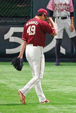 　１２回、牧原大にサヨナラ打を浴び引き揚げる西垣