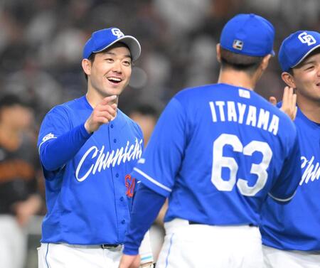 　２打席連続弾で勝利に貢献し、板山（右）に笑顔を向ける山本（撮影・伊藤笙子）