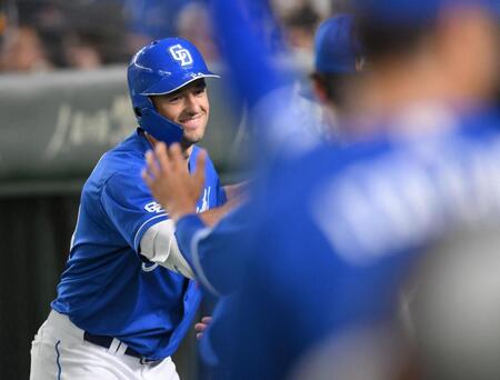 　８回、右越え２ランを放ち、ベンチで迎えられるボスラー（撮影・伊藤笙子）