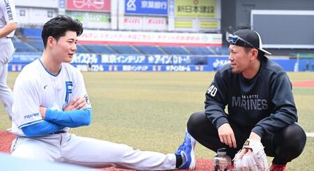 　試合前の練習で西村（右）と談笑する清宮幸（撮影・開出牧）