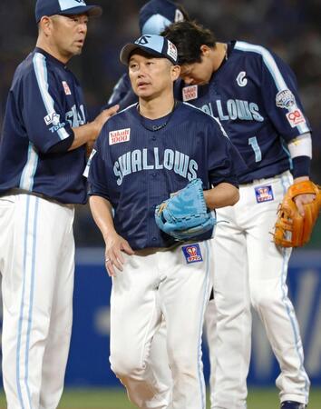　５回途中、降板する先発の石川（手前）