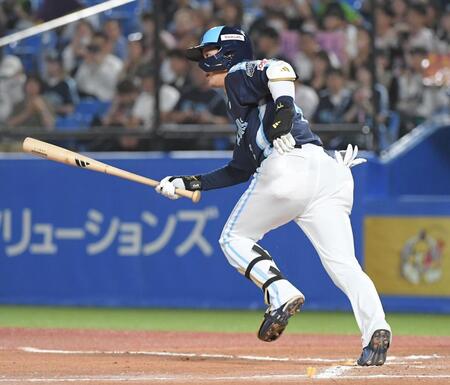 　６回、山田は左前打を放つ（撮影・佐藤厚）