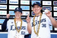 　お立ち台で笑顔のサヨナラ打の滝沢（左）とプロ入り初勝利の山田（撮影・金田祐二）