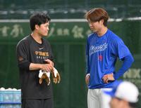 　試合前、仲睦まじく会話を交わす中山（左）と高橋宏（撮影・伊藤笙子）