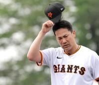 　３回、先制を許し、厳しい表情でベンチへ戻る田中将（撮影・西岡正）