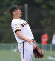 　１回、知念の右飛を好捕した佐々木にビックリ顔の田中将（撮影・西岡正）