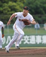 　２回、一ゴロのベースカバーに走る田中将（撮影・西岡正）